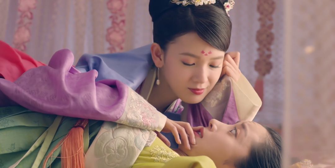 《柜中美人》这部剧搞笑治愈的剧情居多,既然它是一部轻松喜剧,大家就