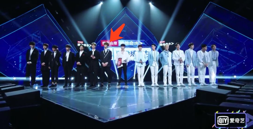 表演时候的站位,也是在舞台中间.