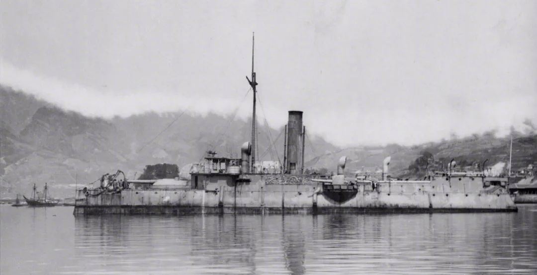 平远舰再以47毫米速射炮扫射,使松岛号近乎瘫痪,另一艘严岛号也吃了两