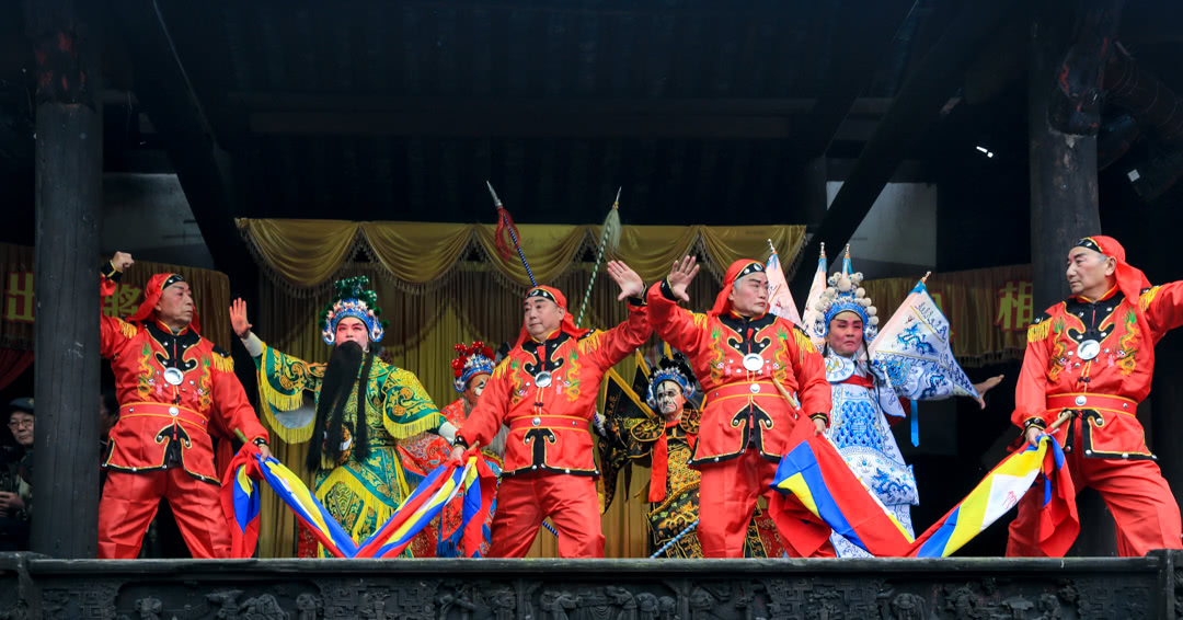 在涞滩古镇的古戏楼上去看一场精彩而热闹的川戏《长生殿》