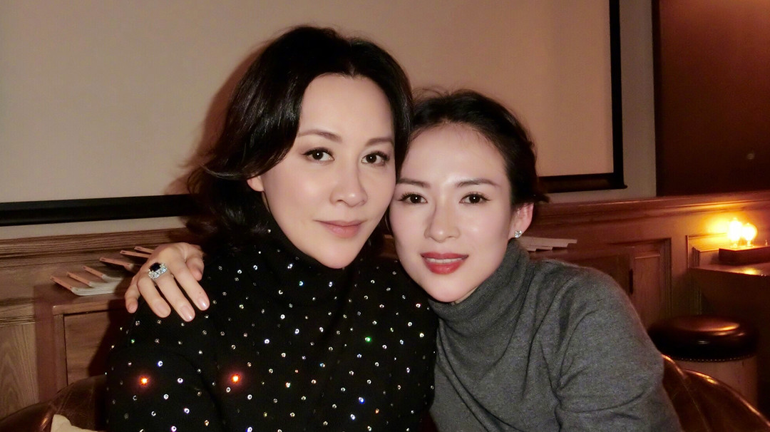 刘嘉玲和章子怡亲密合影,可是下巴怎么了?网友:修图师扣鸡腿