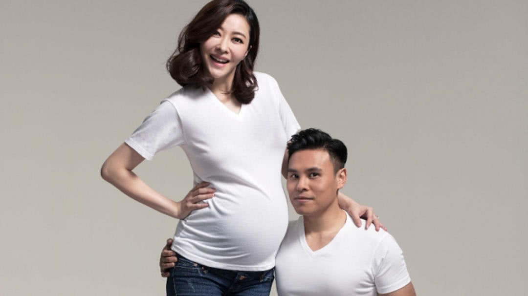 熊黛林与老公郭可颂晒温馨大肚照:觉得自己真的没有嫁错人