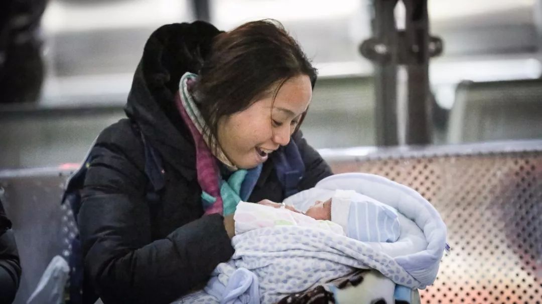 这里正进行着一场恢弘的迁徙,尽头,是翘首以盼的老婆,孩子,父亲,母亲