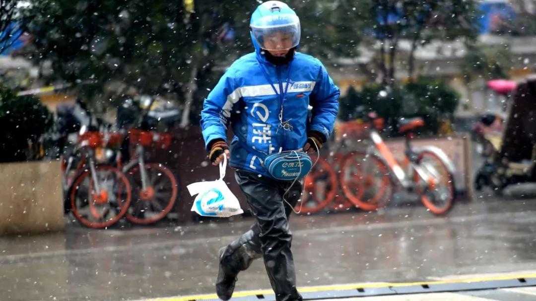 大雪之夜,小伙拿到外卖流下了眼泪,却被网友骂惨!咋回事?