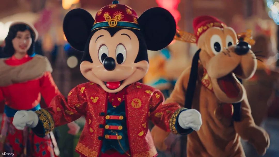 唐老鸭穿上唐装,和黛丝一起走上米奇大道街头,这样充满中国年味的童话
