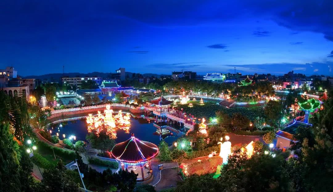 博物馆主楼)(广南县城广播电视大楼)通过新老图片的对比和文字的叙述