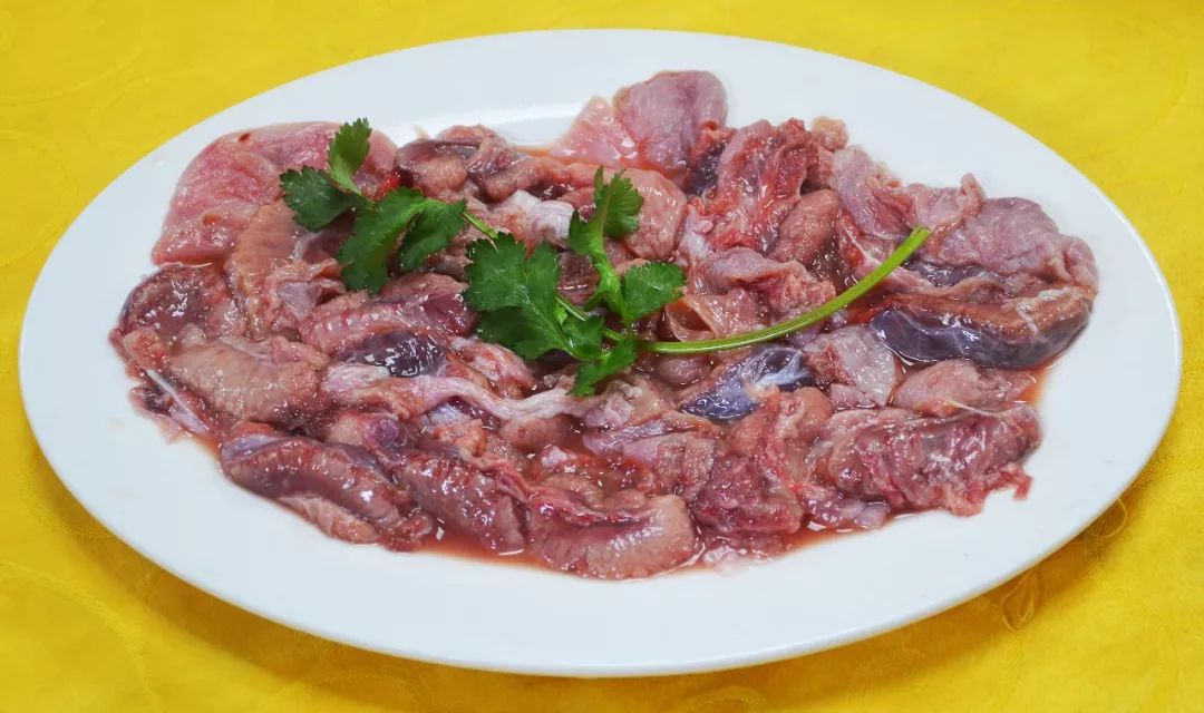 牛胎盘与大青头鸭做成哩道 温补的菜式,既不易上火,又好味,而且系老少