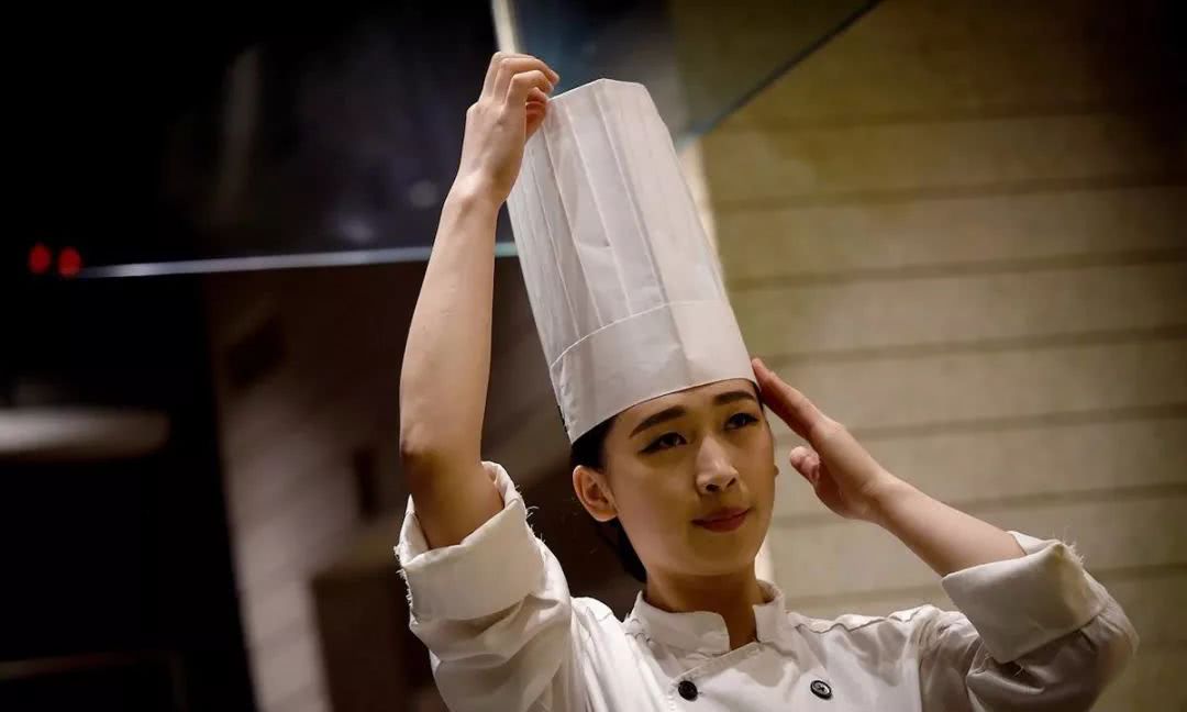 20岁成为五星级酒店唯一的女厨师,她的爱好是做铁板烧
