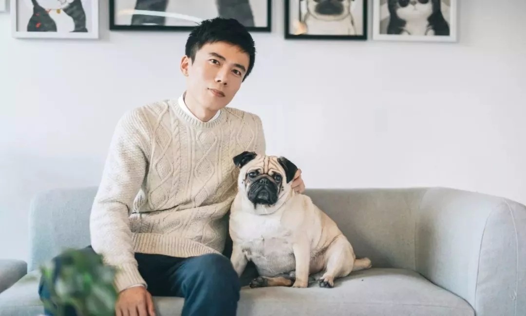 现场还顺便告白总是被"少年"和"吾皇"调侃的蠢萌"巴扎黑 我其实是