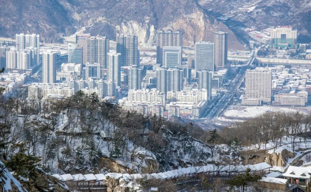 俯瞰县城栾川的地标建筑"红楼"远山特别鸣谢:栾川县摄影家协会