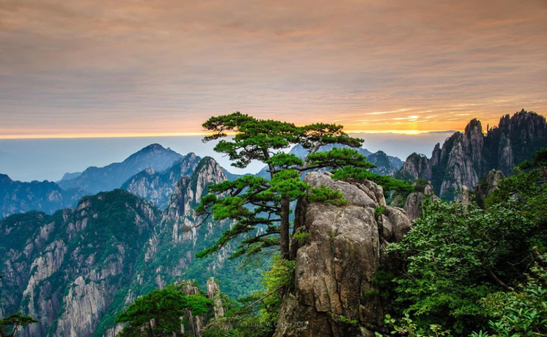 黄山归来不看岳,云海与日出美让人惊艳,仿佛穿梭在人间与仙境.