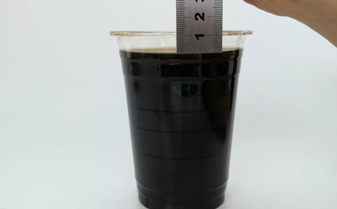 瞎搞事?!网友实测星巴克中杯大杯超大杯,少了