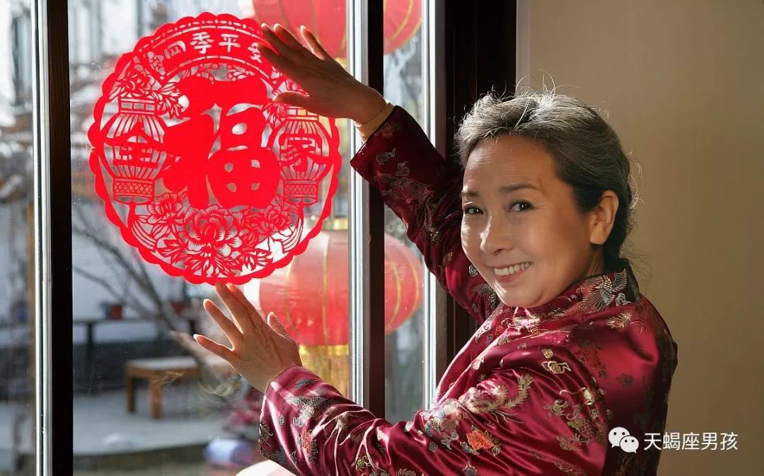 传统民间讲究有神必贴,每门必贴,每物必贴,所以春节的对联数量最多