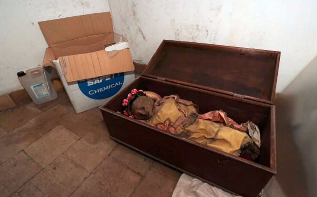 神秘女孩木乃伊在木箱里被发现,穿戴完好头上还有花环