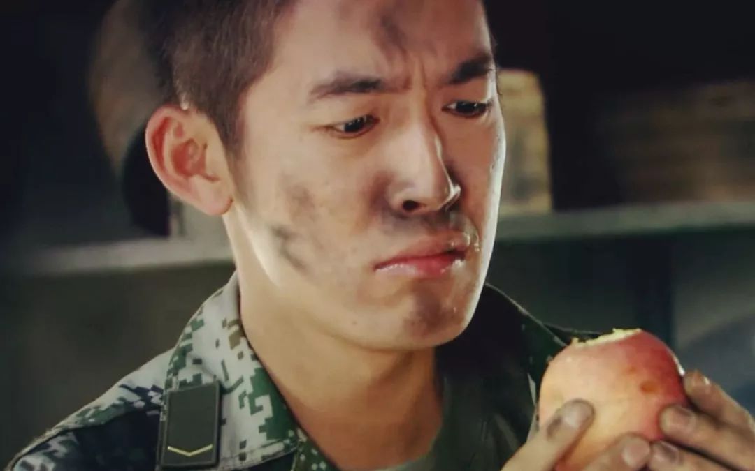 他长相帅气遭嫉妒,怒打领导后辞职,为学表演六年不与父亲说话!