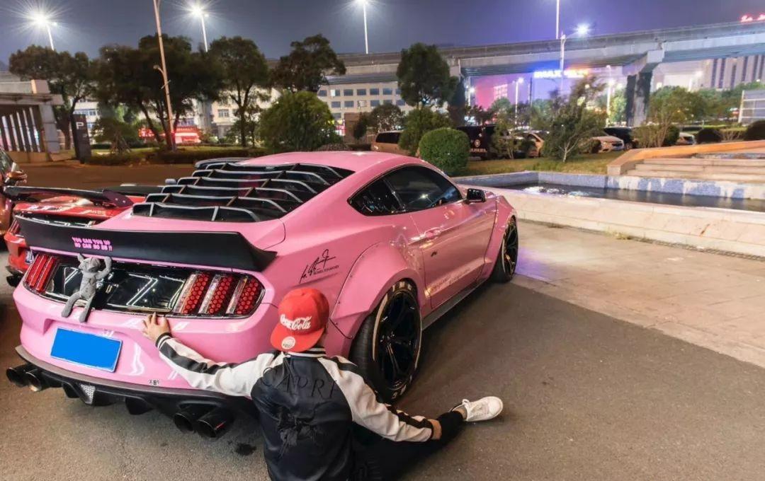 昨天差点起飞的粉色野马没想到却诠释了改装车的浪漫之处