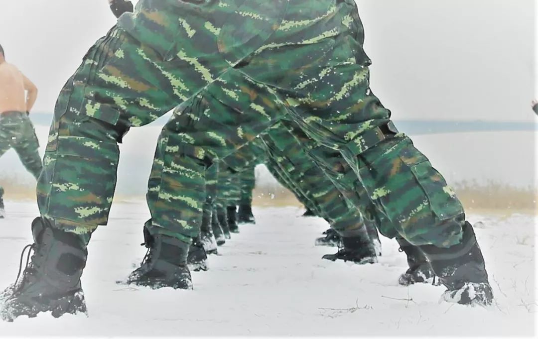 雪中练兵武警特战队员赤膊上阵斗风雪