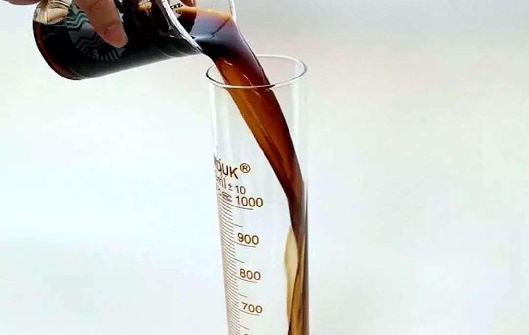 瞎搞事?!网友实测星巴克中杯大杯超大杯,少了