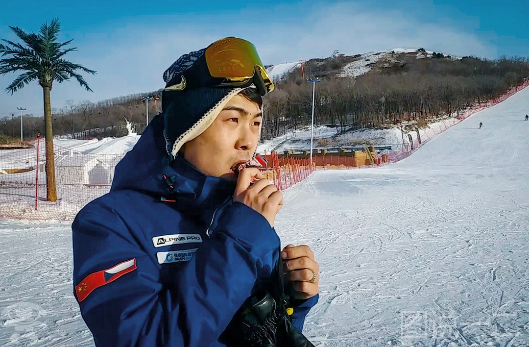 都说滑雪教练收入高,却不知每天弯腰下跪吃不饱_新浪看点