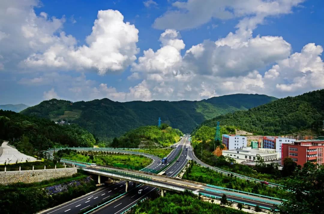 如今的普安正处在高速发展中,各种产业如雨后春笋般崛起,带动这方土地