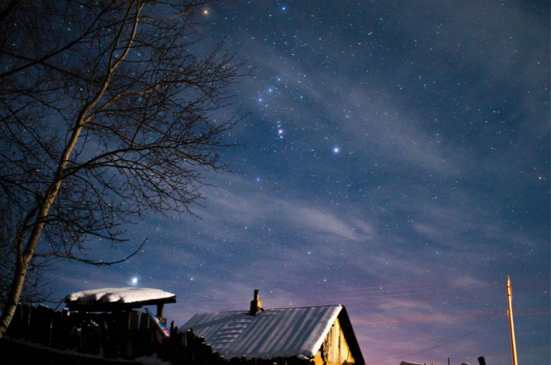 北极星是为人们辨别方向的亮星那么北极星位置是否一直不变