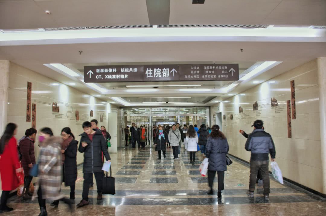 早上7点的西安,我们在交大一附院里拍到这样一幕!