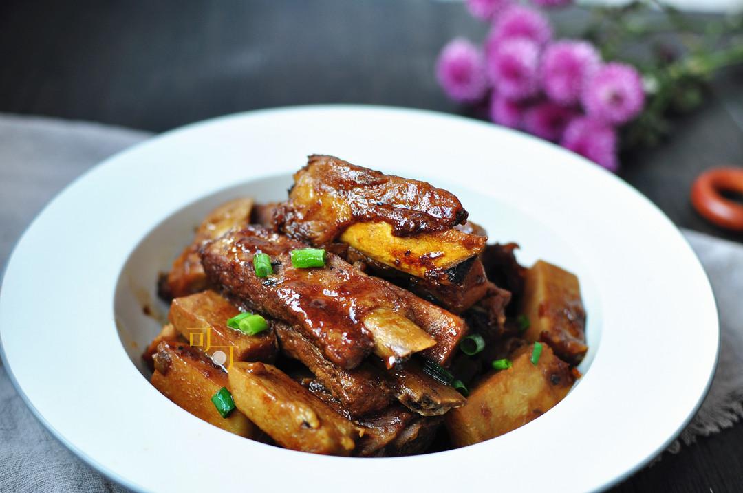 一道蒜香芋头排骨,芋头绵软,蒜香浓郁的排骨,谁人不爱?