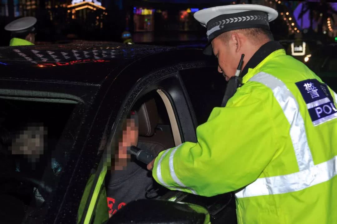 南宁交警夜查统一行动,筑牢春运安全防线