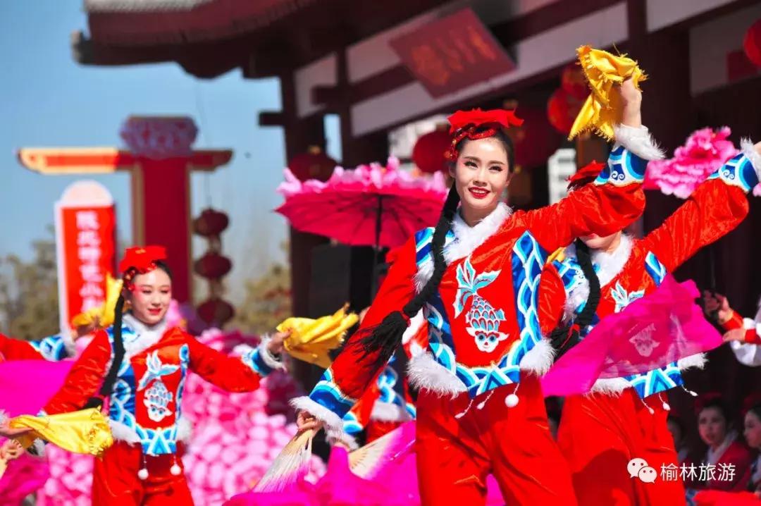 年轻秀美的姑娘们身穿红衣,手持彩扇, 扎着大长辫子,扭着十字步来了