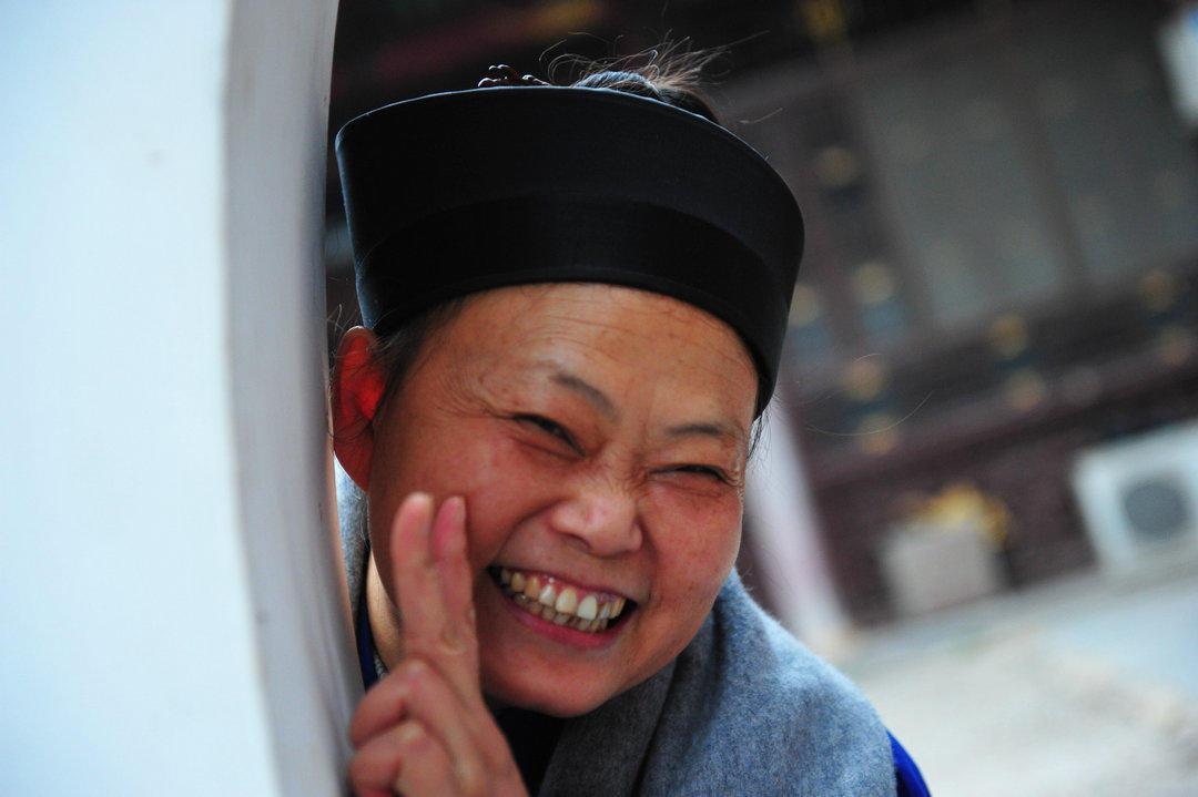 揭秘道观里的出家女人学历高爱美手机也上网