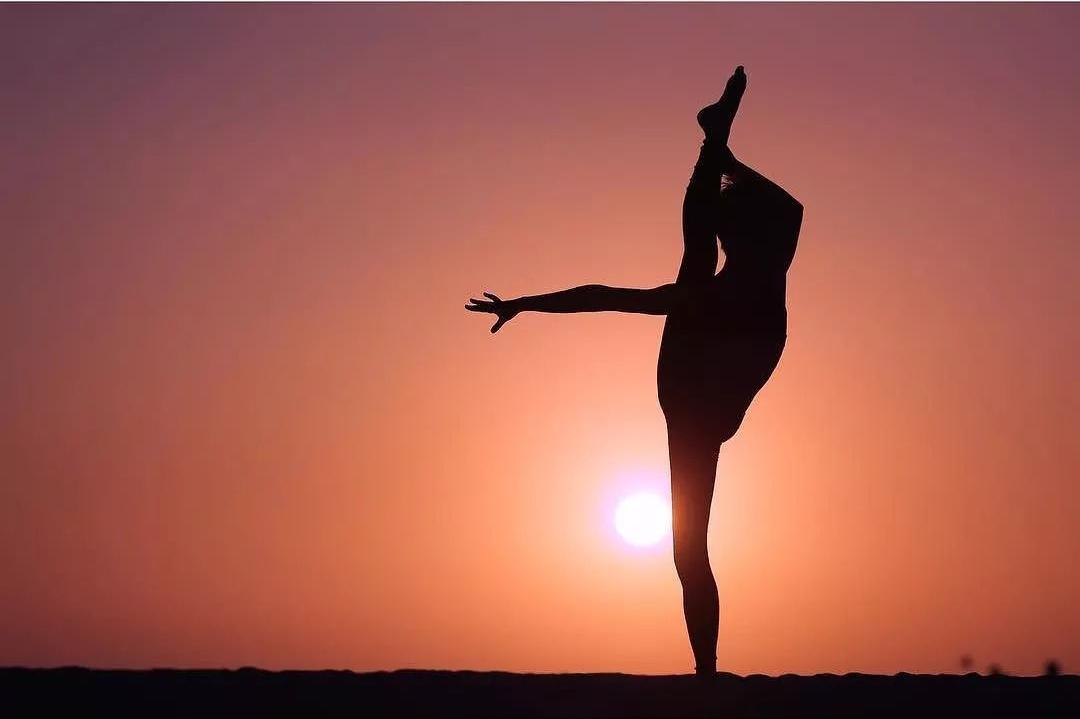 圣诞来了,我一直练瑜伽,不然就输给穿吊带的小妖精了