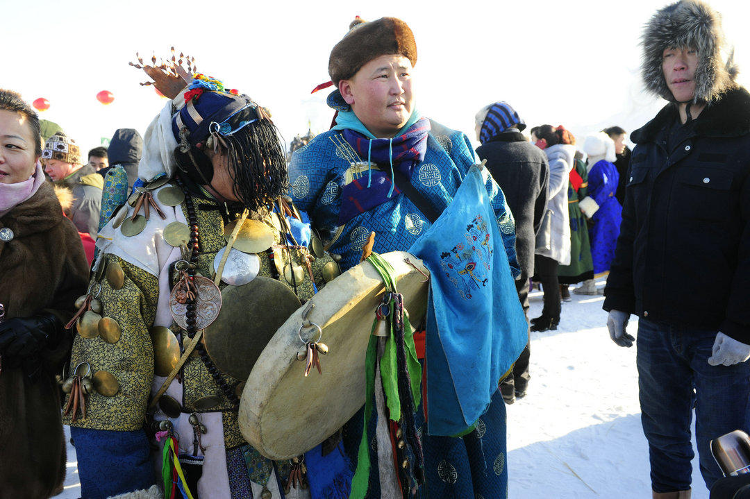 服饰的一次盛会,每到这一天,他们都穿着节日盛装来参加,其中就有满族