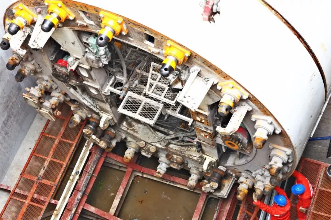 地铁2号线首台盾构机在青枫公园站启动吊装