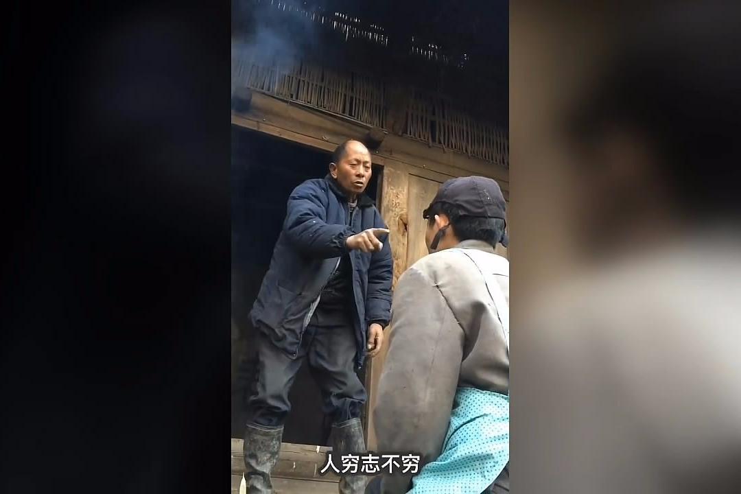 穷小伙接受好心人礼物,回家告诉爸爸,结局爆笑