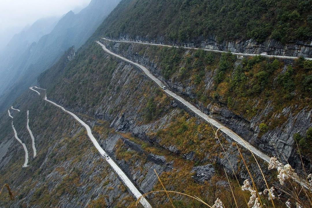 中国最危险的公路,"挂"在悬崖上,200米修了1年