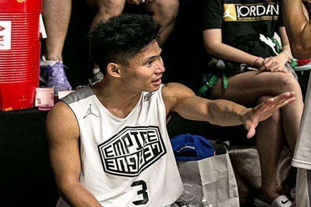 遭对手大帽后,好胜心很强的吴悠开始展现粗鲁动作将单挑变摔跤了