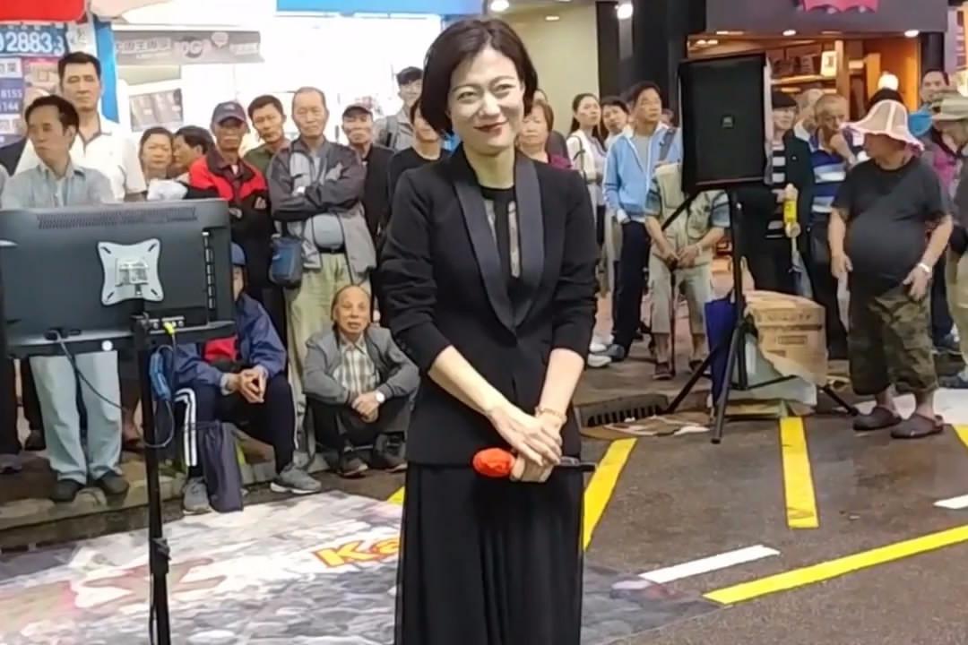 香港街头艺人小龙女演唱《叹十声》,一开口就吸引路人纷纷围观