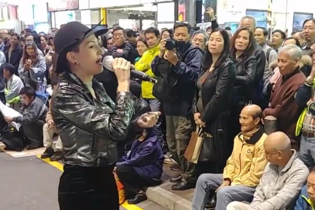 香港街头艺人彭梓嘉演唱《几分伤心几分痴》,唯美嗓音值得一听
