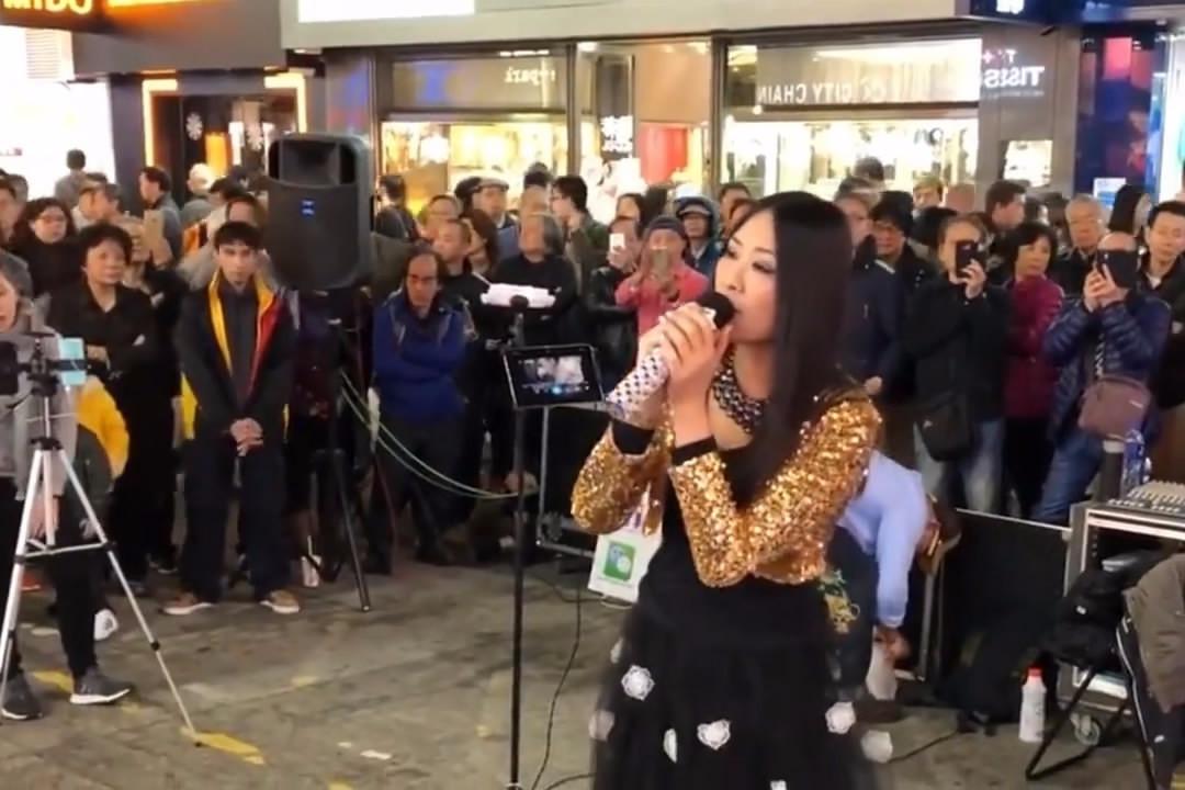 香港街头艺人彭梓嘉演唱《风雨同路》,街头歌手值得赞