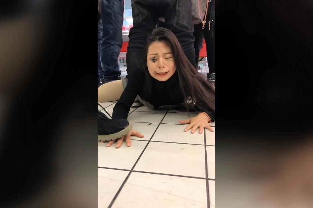 美女进人山人海的超市,被踩得真狼狈
