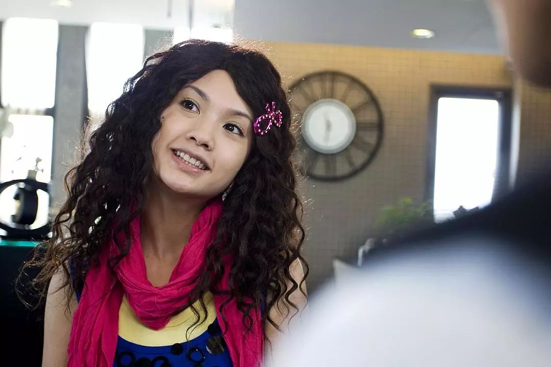 比如2008年杨丞琳主演的zz白甜偶像剧《不良笑花》,杨丞琳的眉毛细,弯