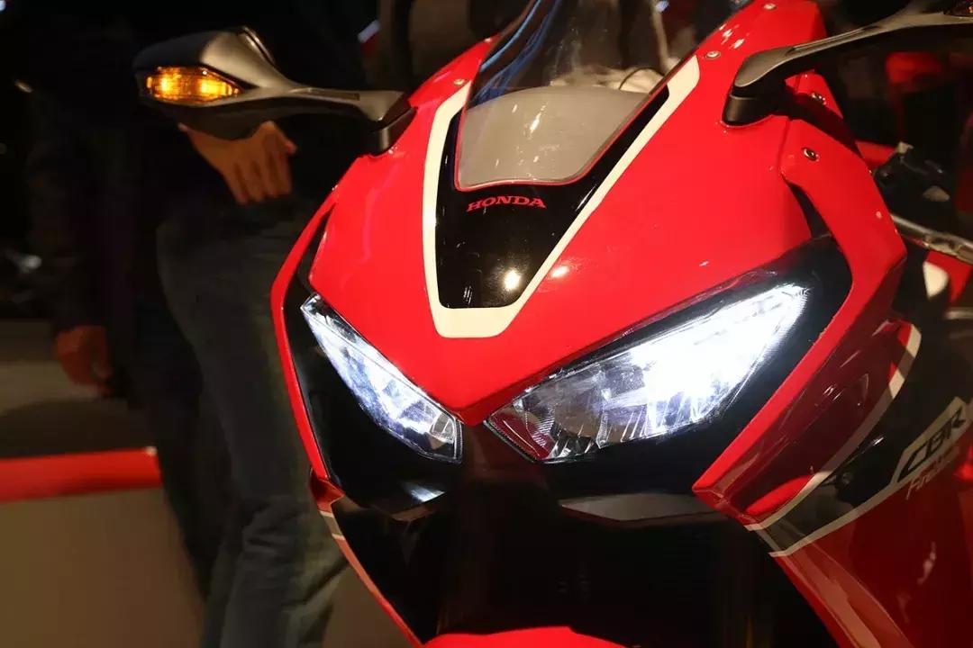 不如来个红红火火过大年, 新款本田“火刃”CBR1000RR开始预定-新浪汽车