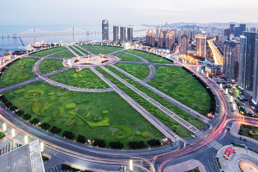 世界最大城市广场,比四个天安门还大,竟是用垃圾填海造的!