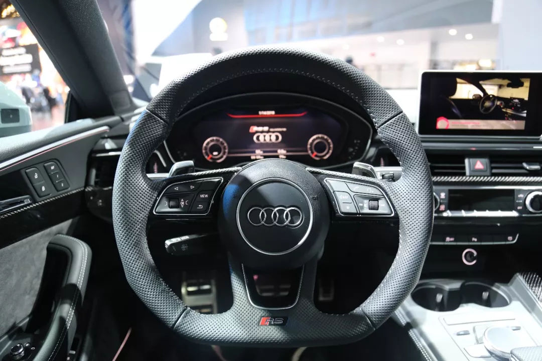 不过,方向盘还是有点小遗憾,采用了与现款rs6相同的真皮打孔.