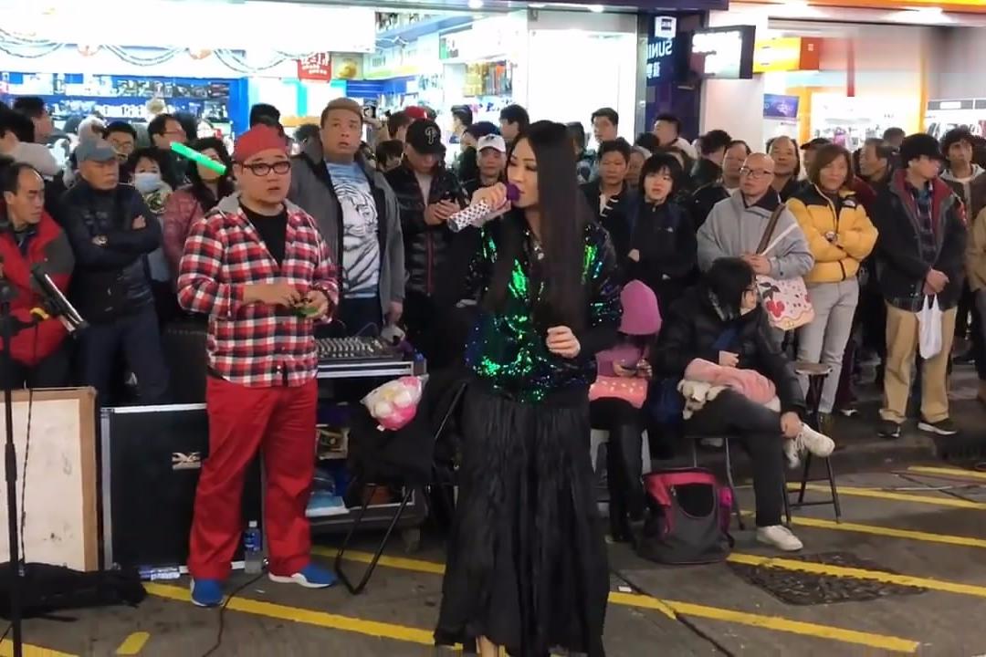 香港街头艺人彭梓嘉演唱《新鸳鸯蝴蝶梦》回味经典,催人泪下