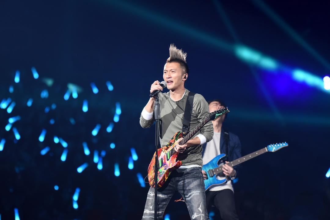 谢霆锋风云大使身份出席音乐颁奖礼复刻发型加吉他卖回忆