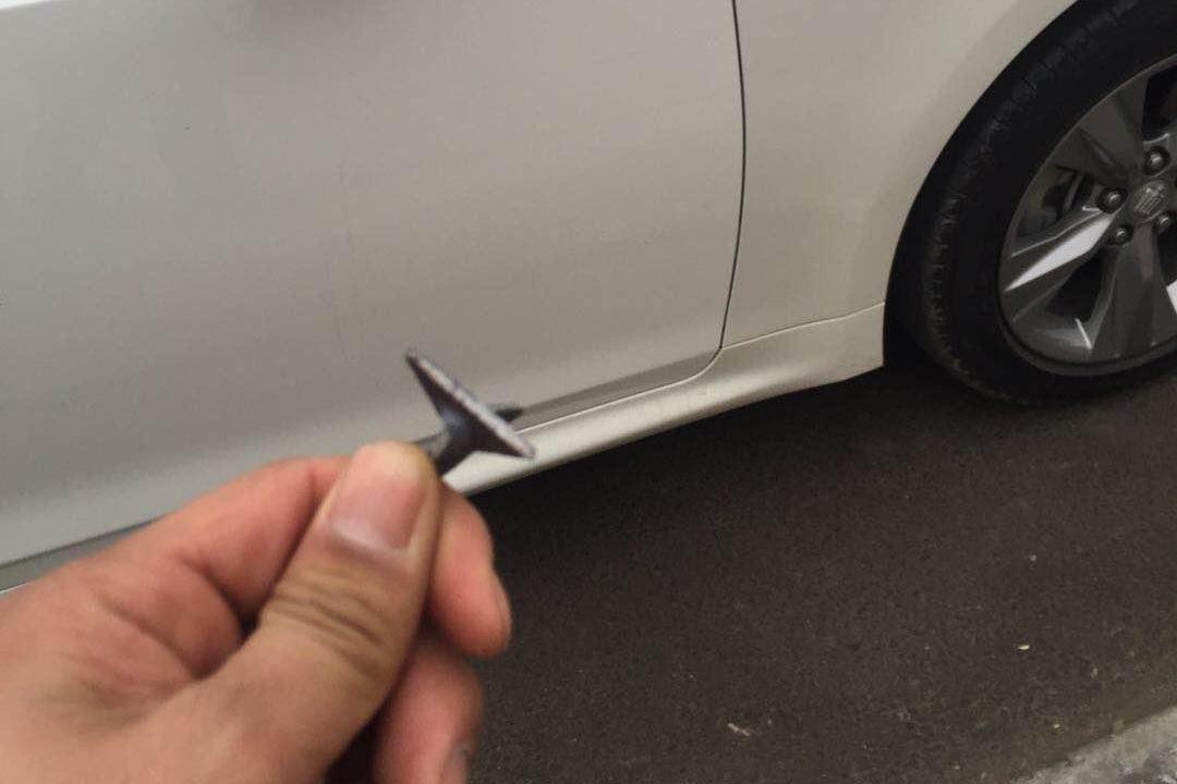 保定一老板娘不满路人在门前停车竟在车下偷放三角钉