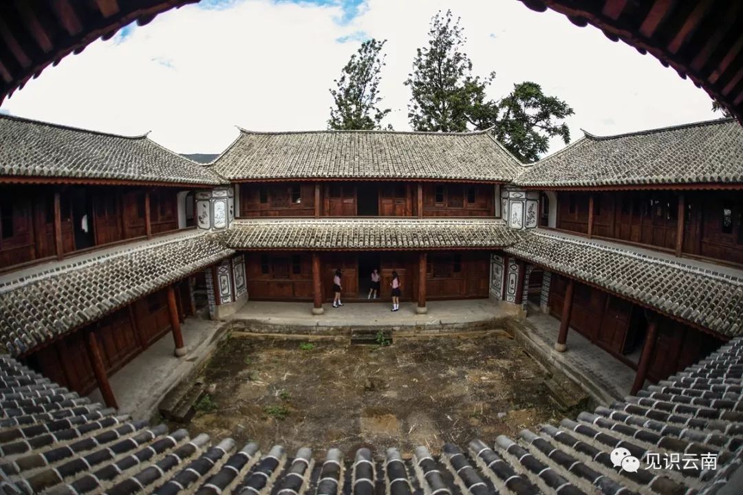 梁金山故居座西向东,为横向排列的三个封闭式四合院,每院四幢房,每幢