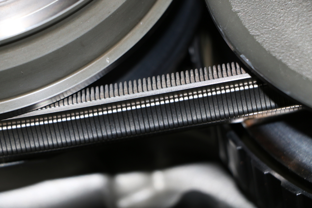 cvt变速箱的核心机构如上图所示,主要通过钢带传动(由博世提供),一共