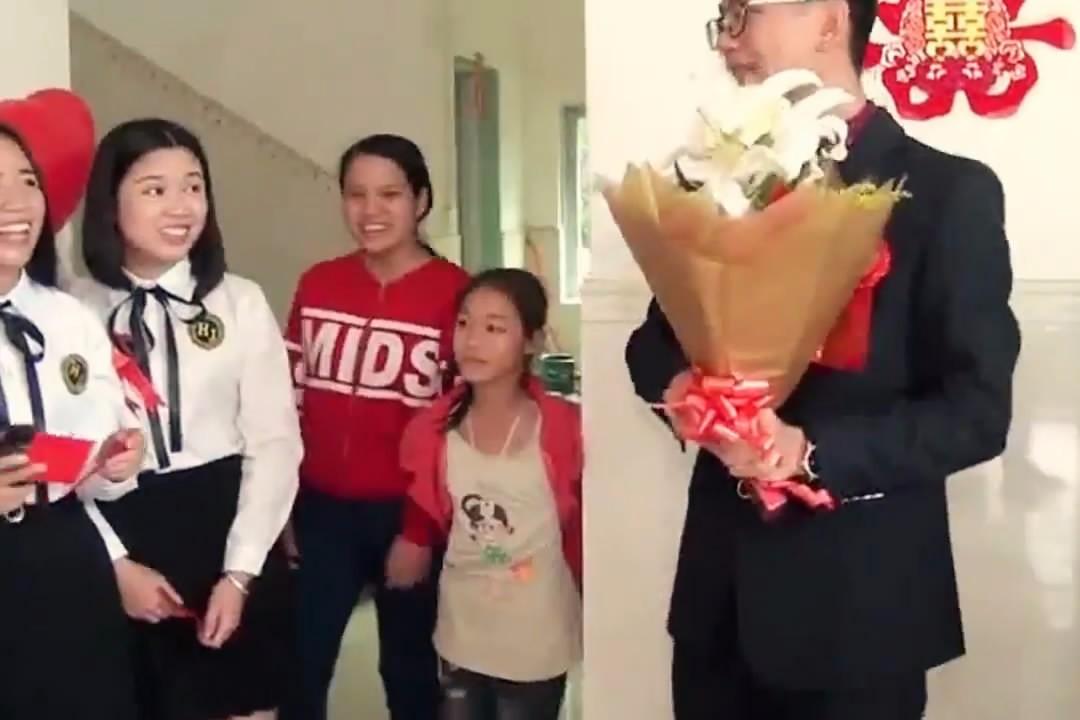 广东江门新会农村结婚习俗:伴娘们的礼服有点